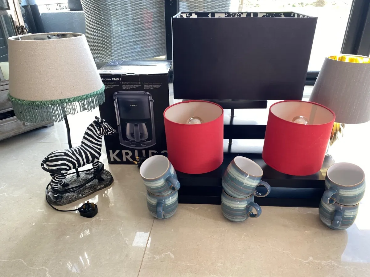 5 Lamps, coffee maker (never used ) 6 Denny Mugs - Image 3