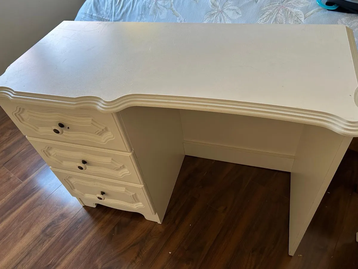 White desk with drawers
