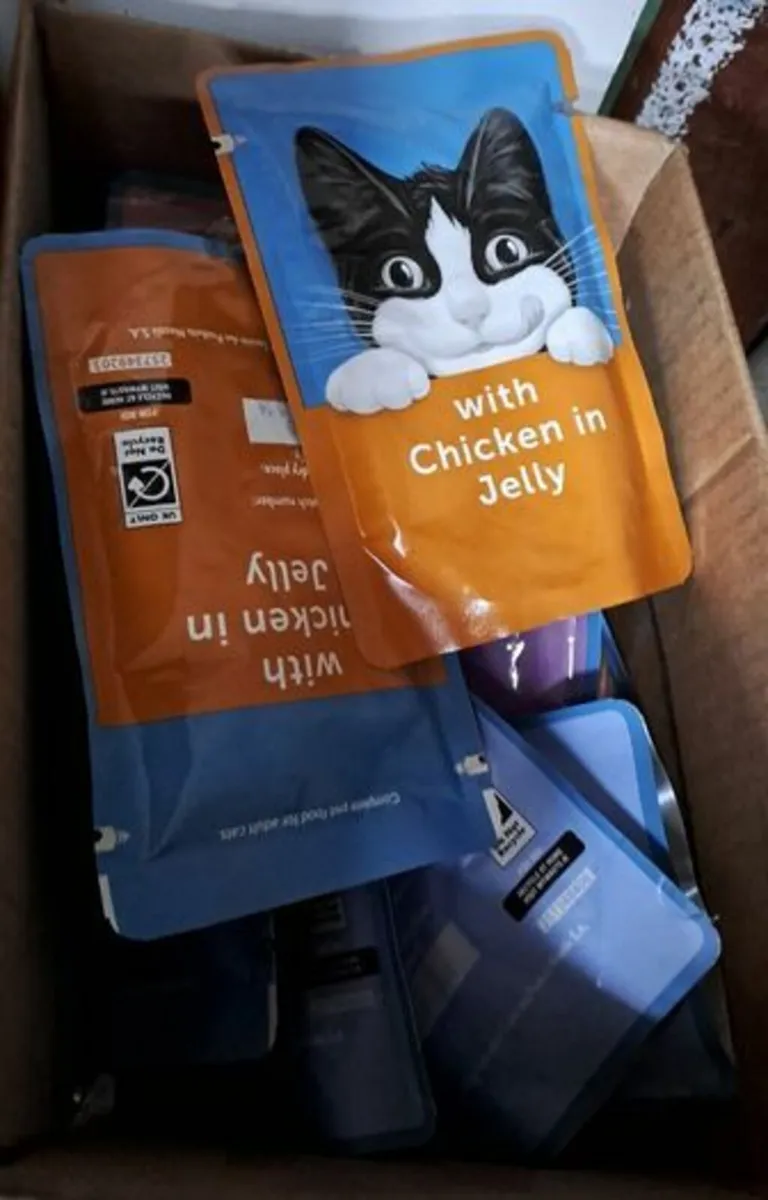 Box of 80 pouches of cat food - Image 4