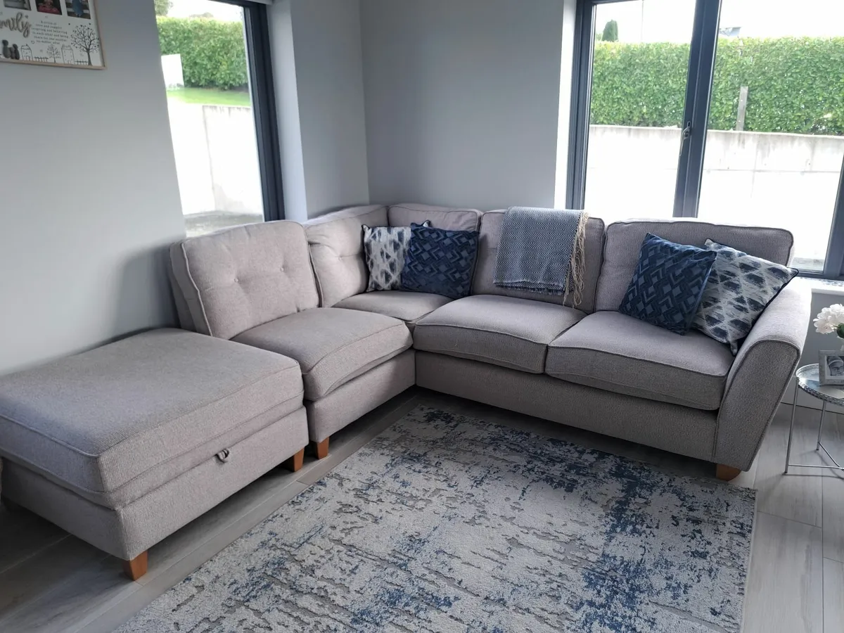 Corner couch - Image 1