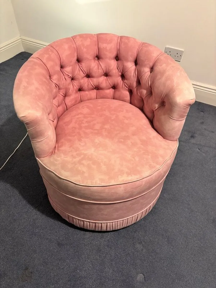 Plush room chair - Image 1