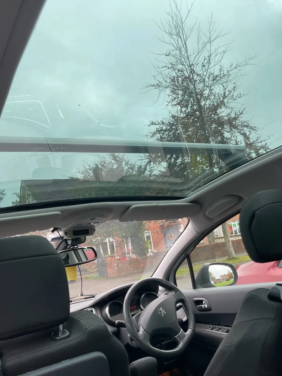 Peugeot 5008 Allure trim panoramic roof - Image 3