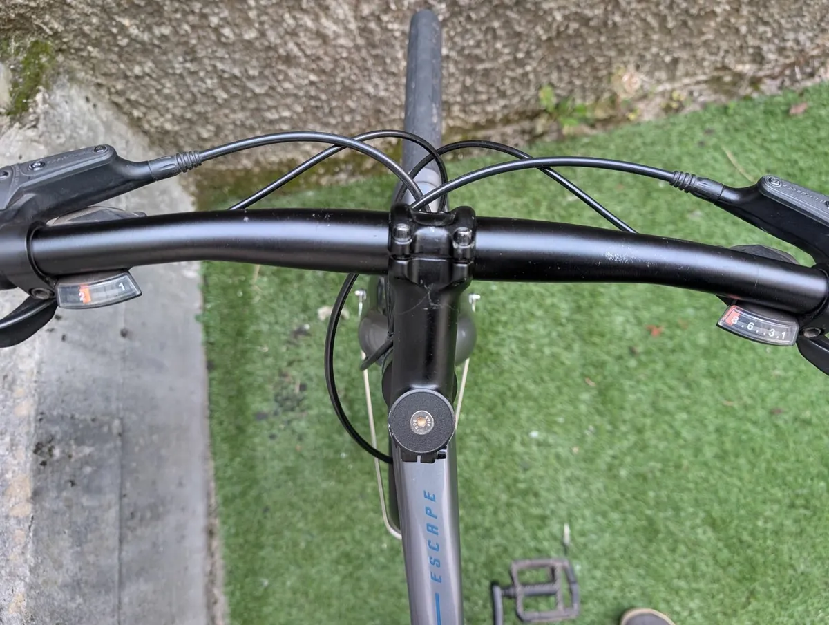 Giant Escape Disc Bicycle - Image 2