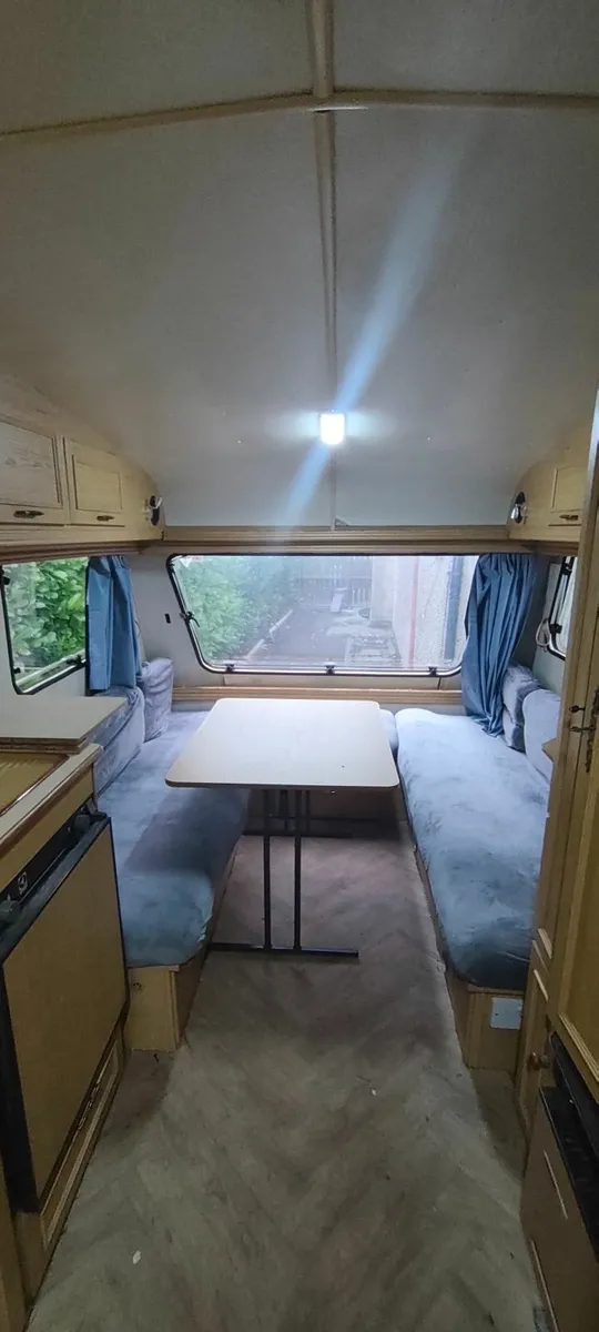 Caravan  4/5 berth in great condition, with awning - Image 4