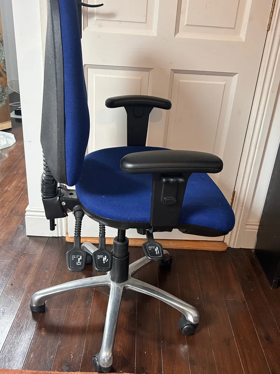 Office chair - Image 1