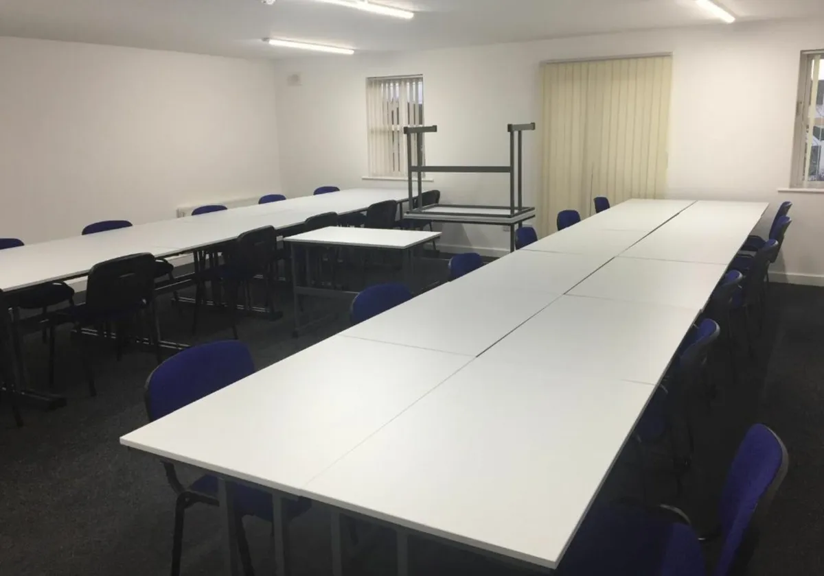 1 metre wide desks - Image 1