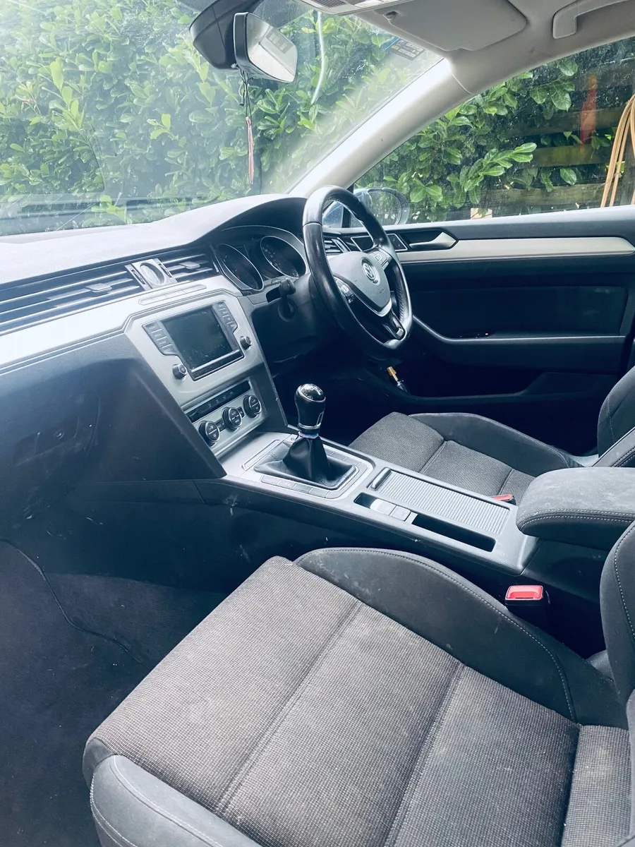 Volkswagen Passat 2017 - Image 2