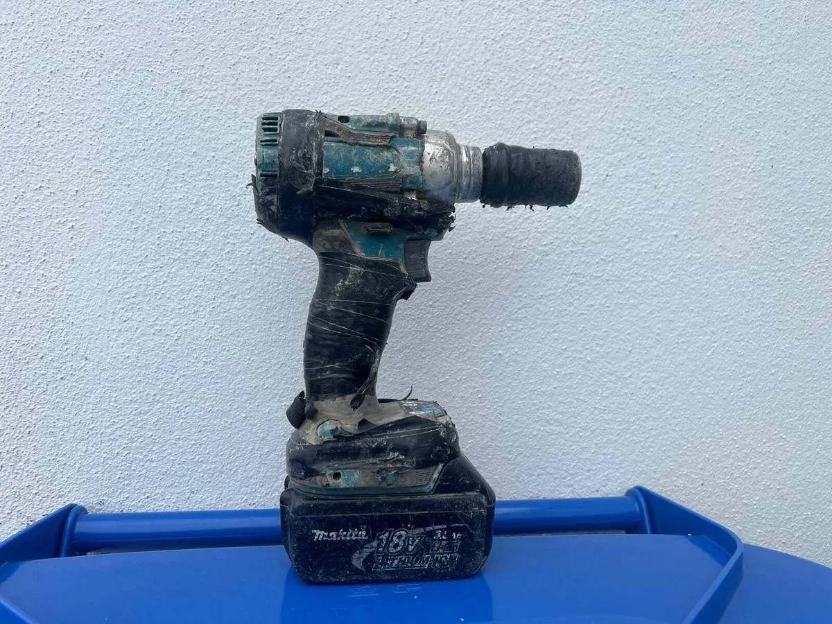 Makita impact wrench batteries\charger
hino hoook - Image 1