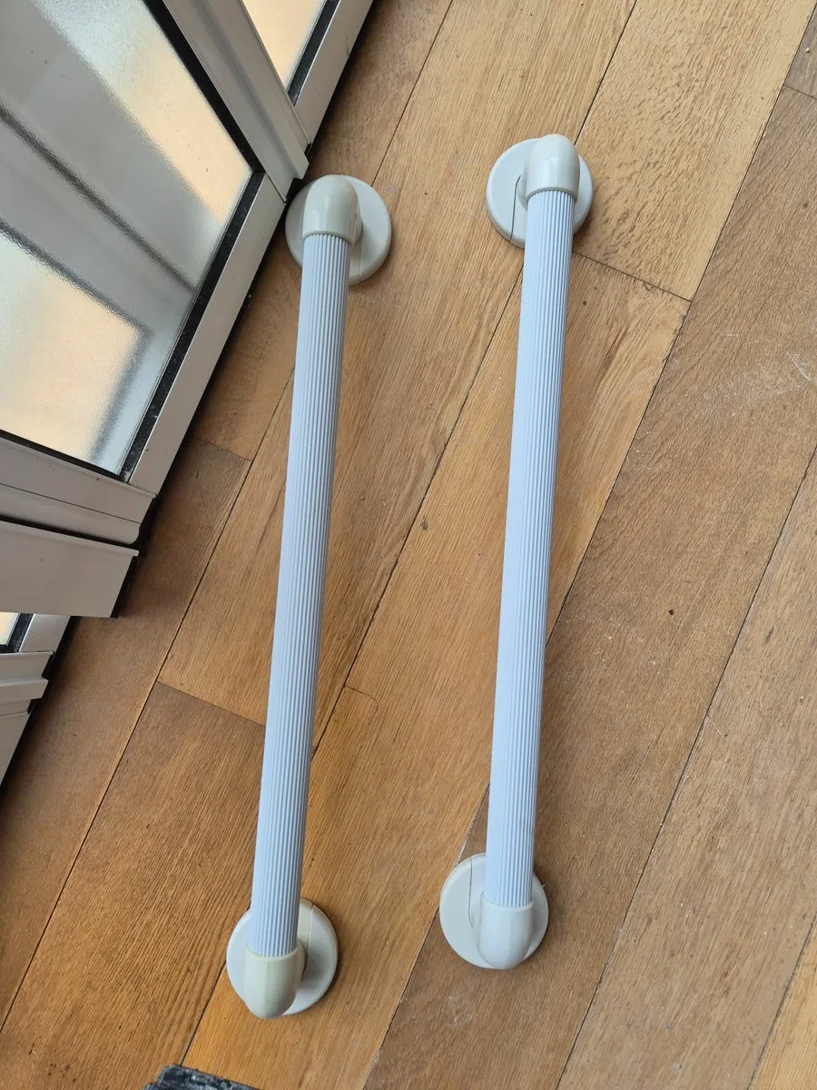 Wheelchair shower screen, handles, curtain rail - Image 3