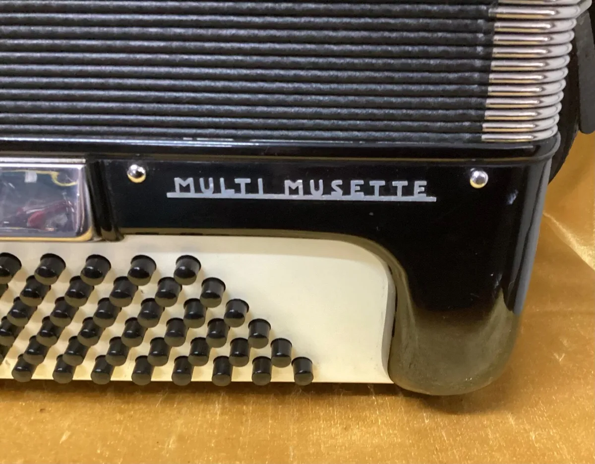 EXCELSIOR 4 VOICE MULTI-MUSETTE PIANO ACCORDION - Image 4
