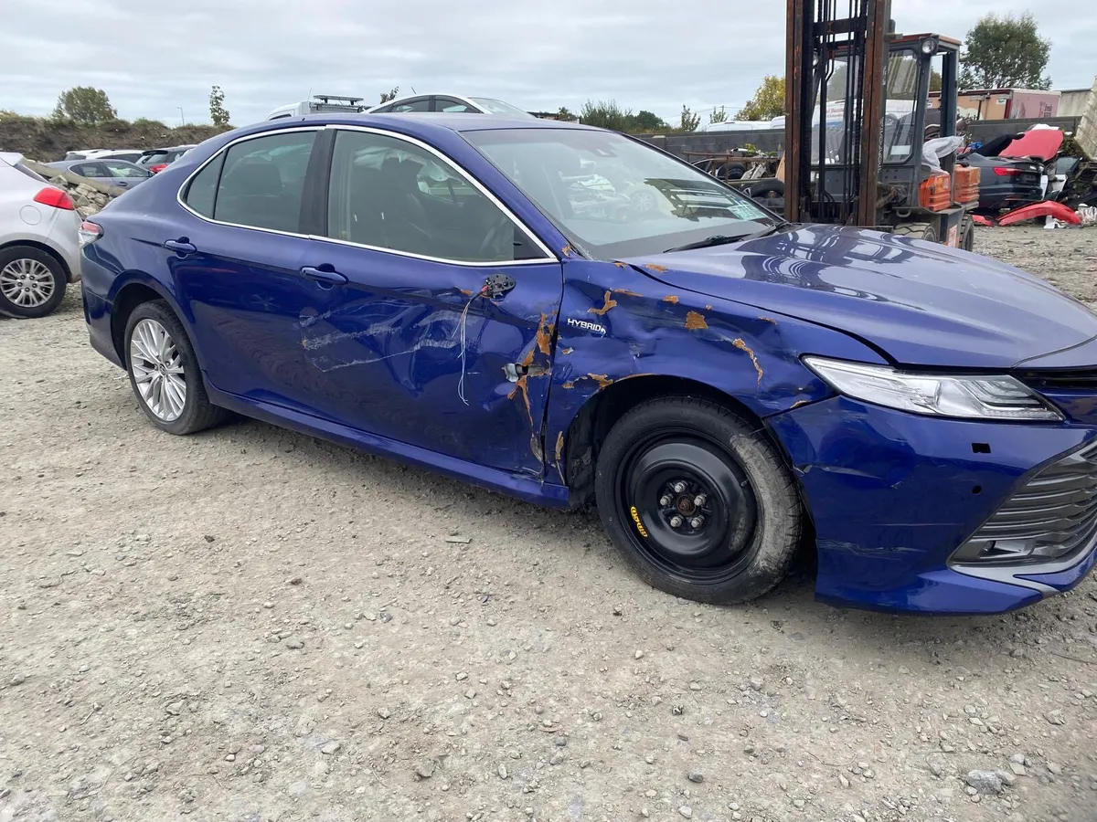 20 Toyota Camry hybrid - Image 3
