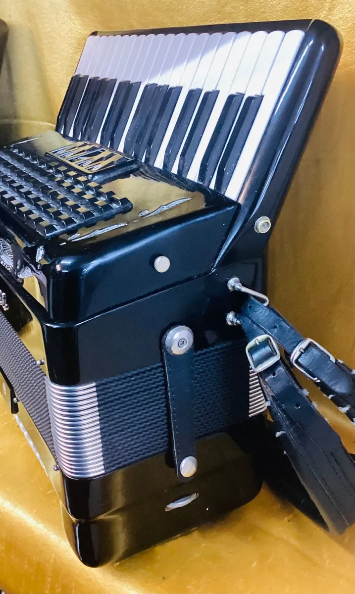 E SOPRANI 34 KEY 72 BASS PIANO ACCORDION USED - Image 1