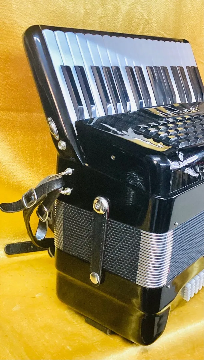 E SOPRANI 34 KEY 72 BASS PIANO ACCORDION USED - Image 3