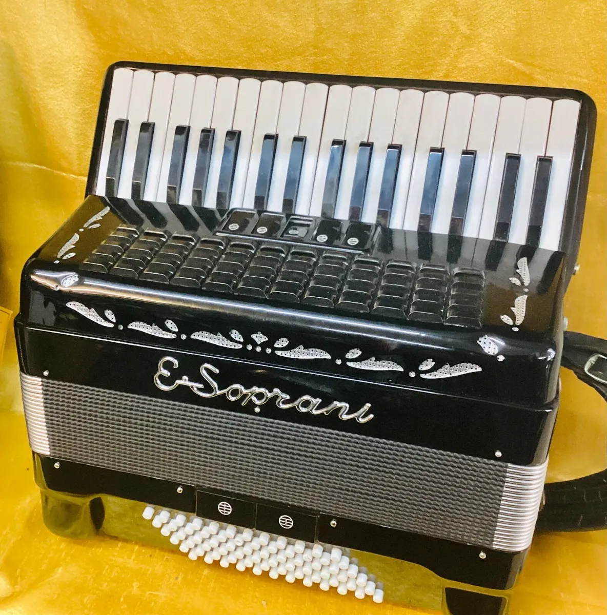 E SOPRANI 34 KEY 72 BASS PIANO ACCORDION USED - Image 4
