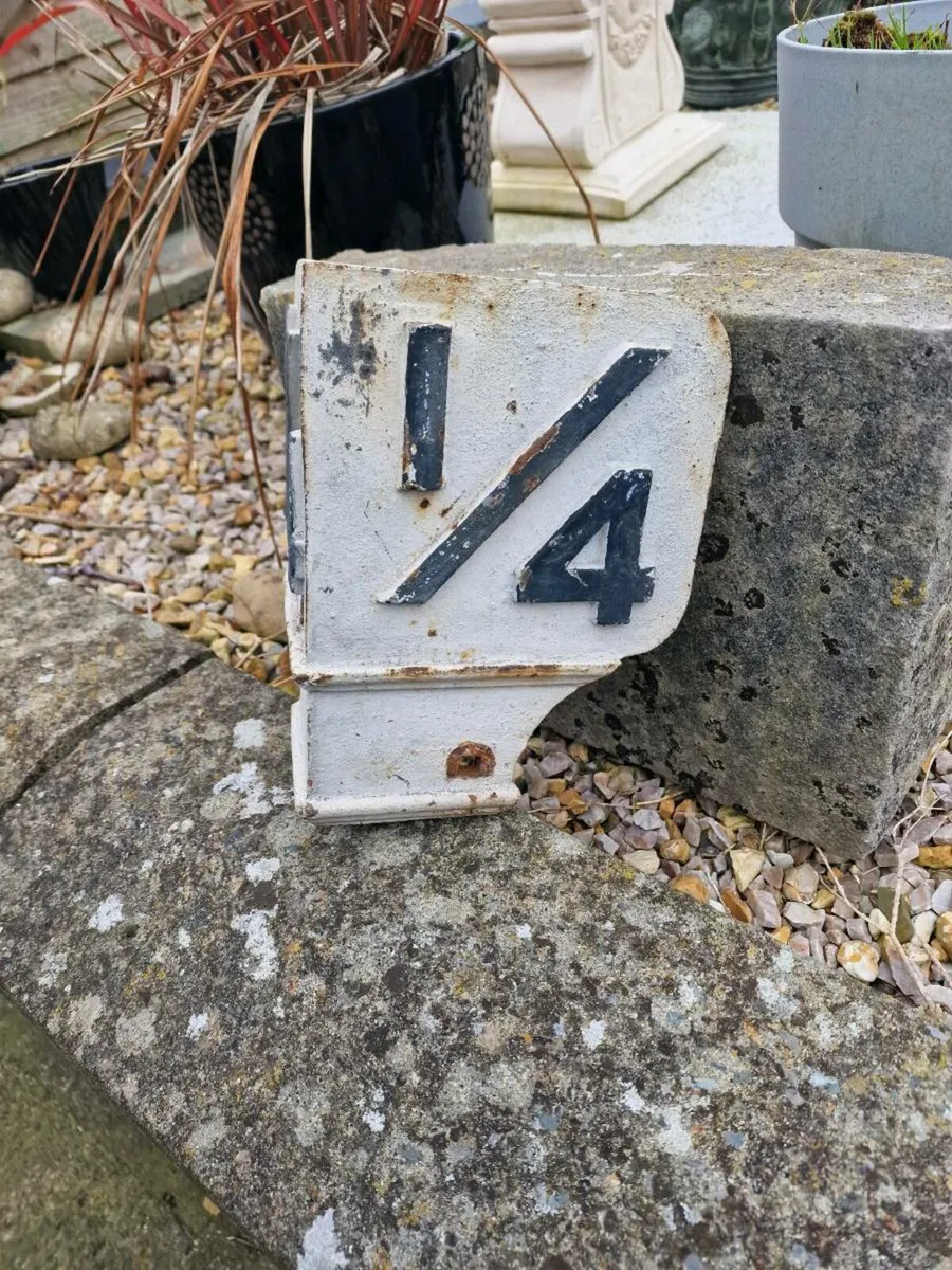 Cat iron 1/4 mile railway post - Image 1