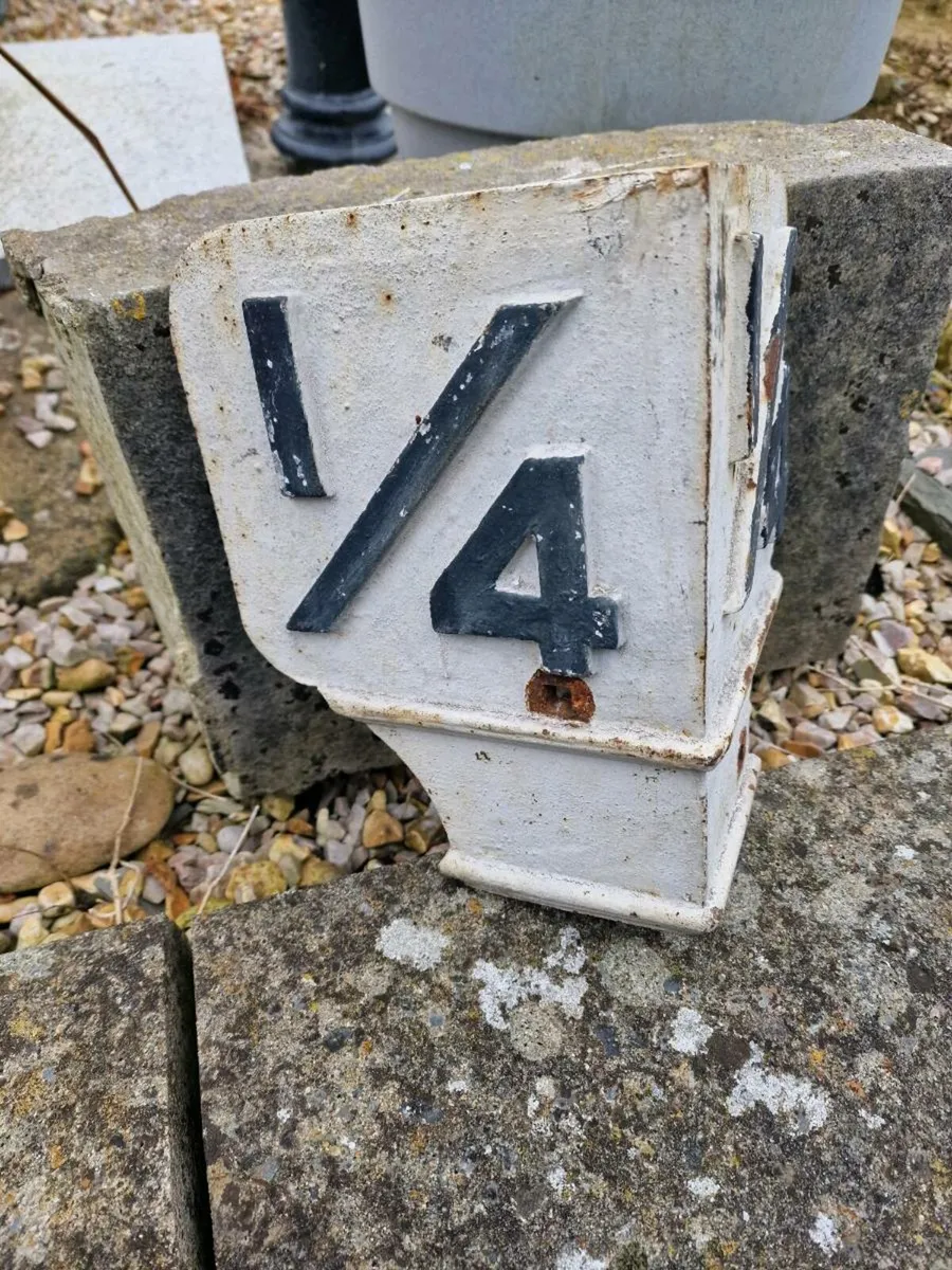 Cat iron 1/4 mile railway post - Image 2