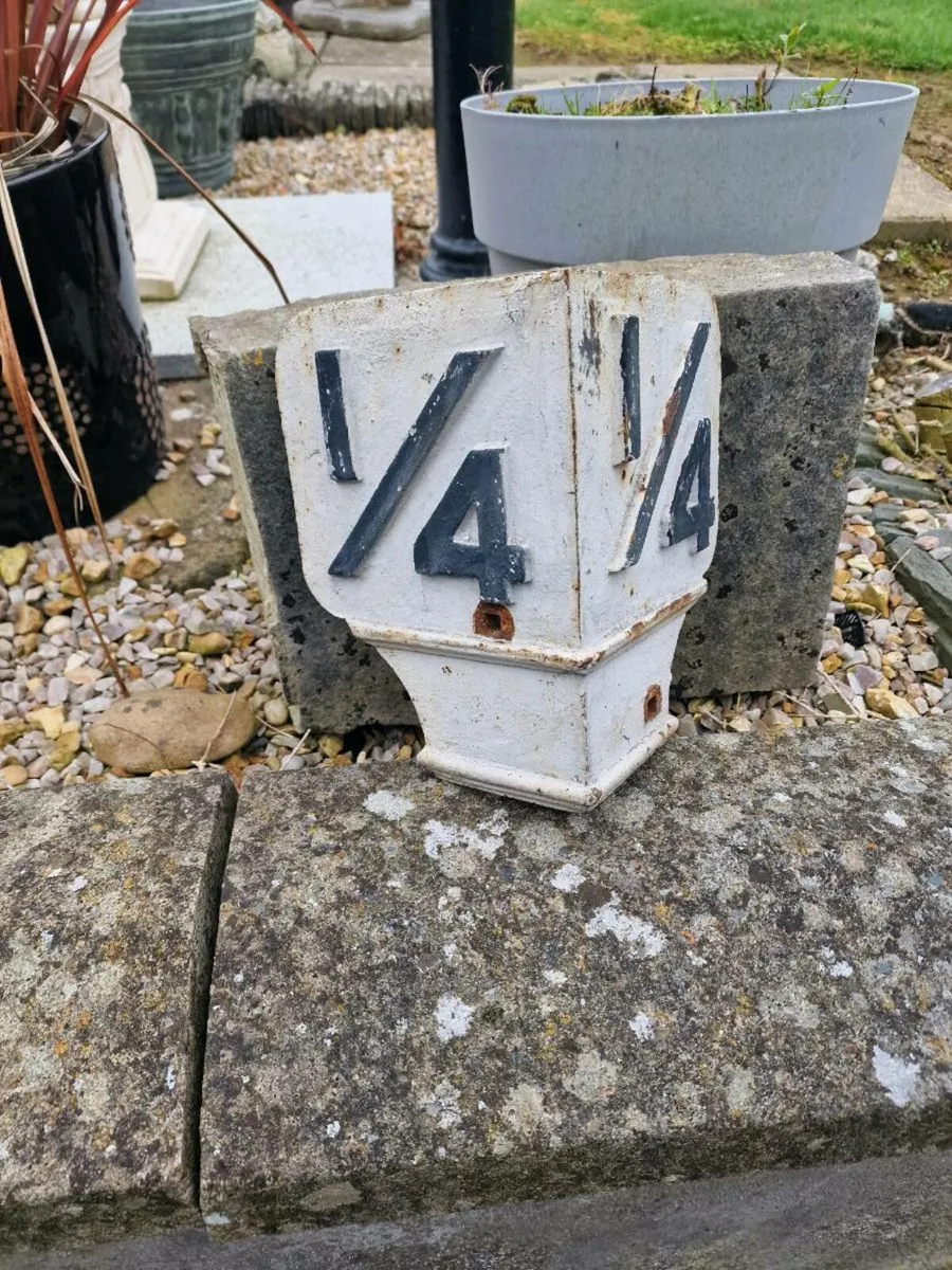Cat iron 1/4 mile railway post - Image 3