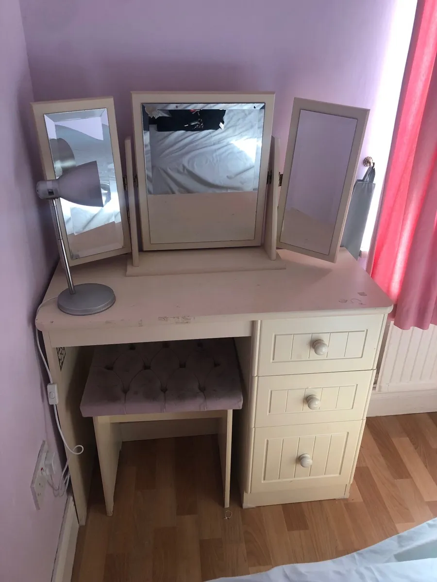 Bedroom furniture - Image 4