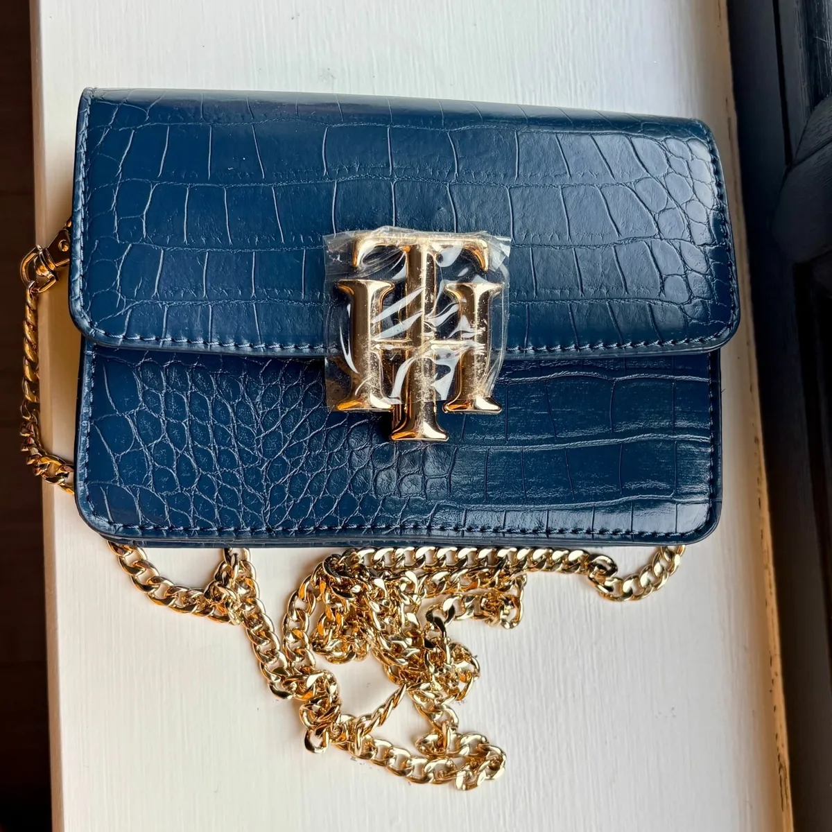 Tommy Hilfiger Katelyn Plus Pu Sling Handbag - Image 1