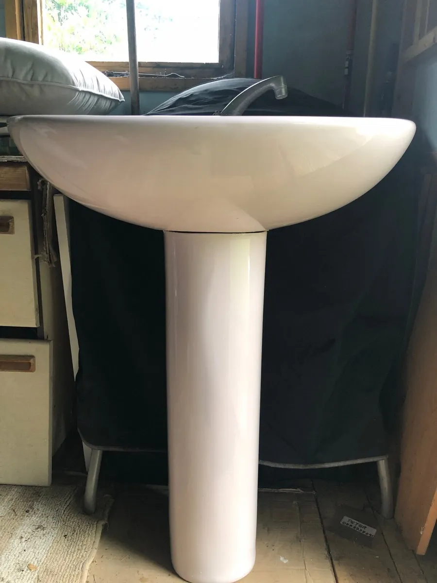 Pink bathroom sink (Ideal Standard) - Image 1
