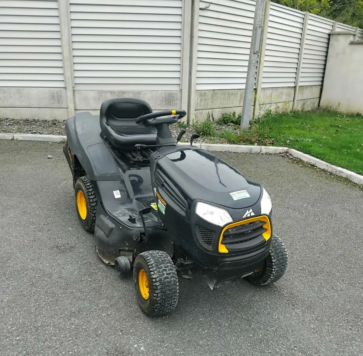 Ride on lawnmower - Image 1