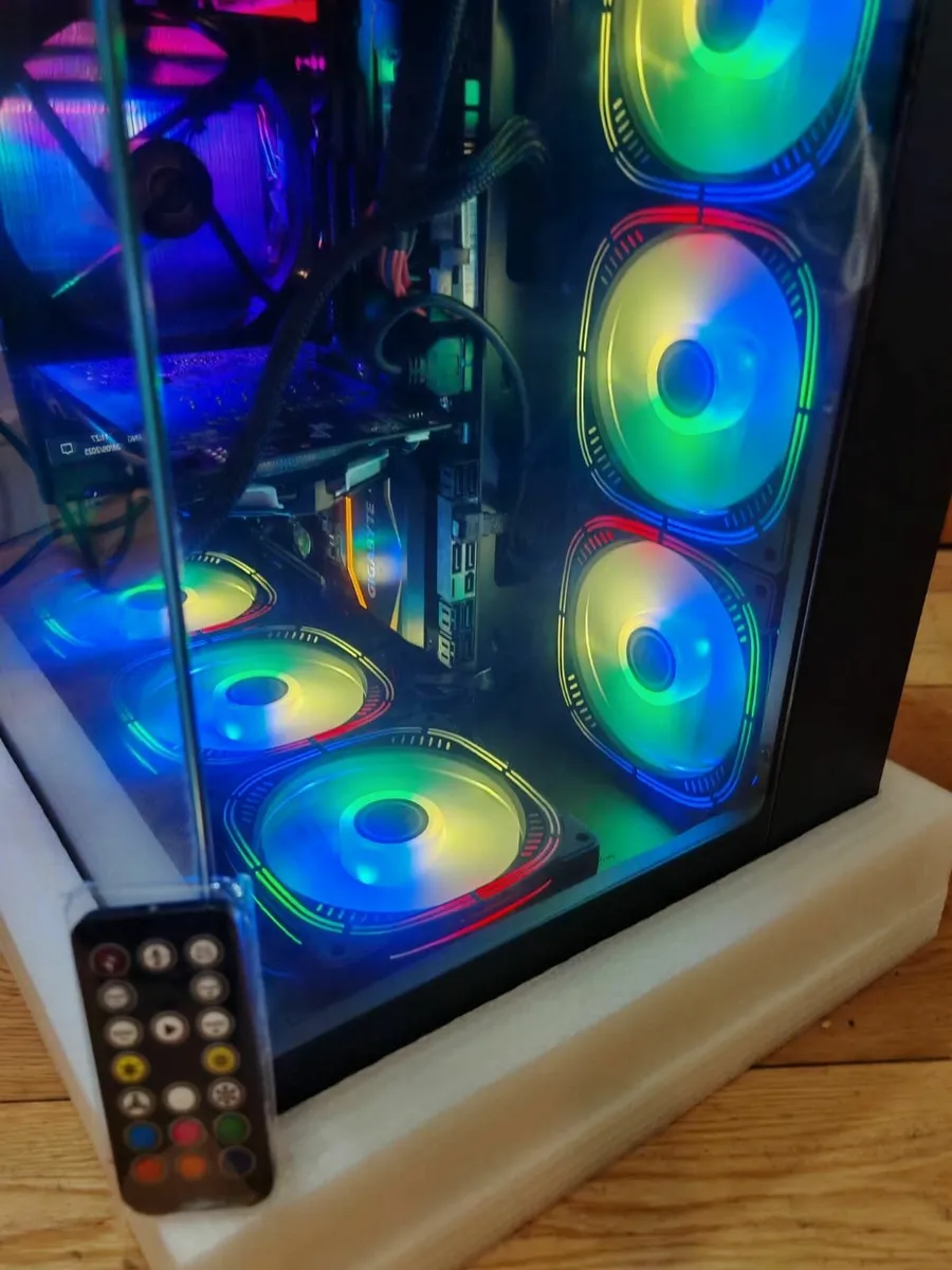 i7 32GB GAMING COMPUTER 8GB CARD GRAPHIC - Image 1