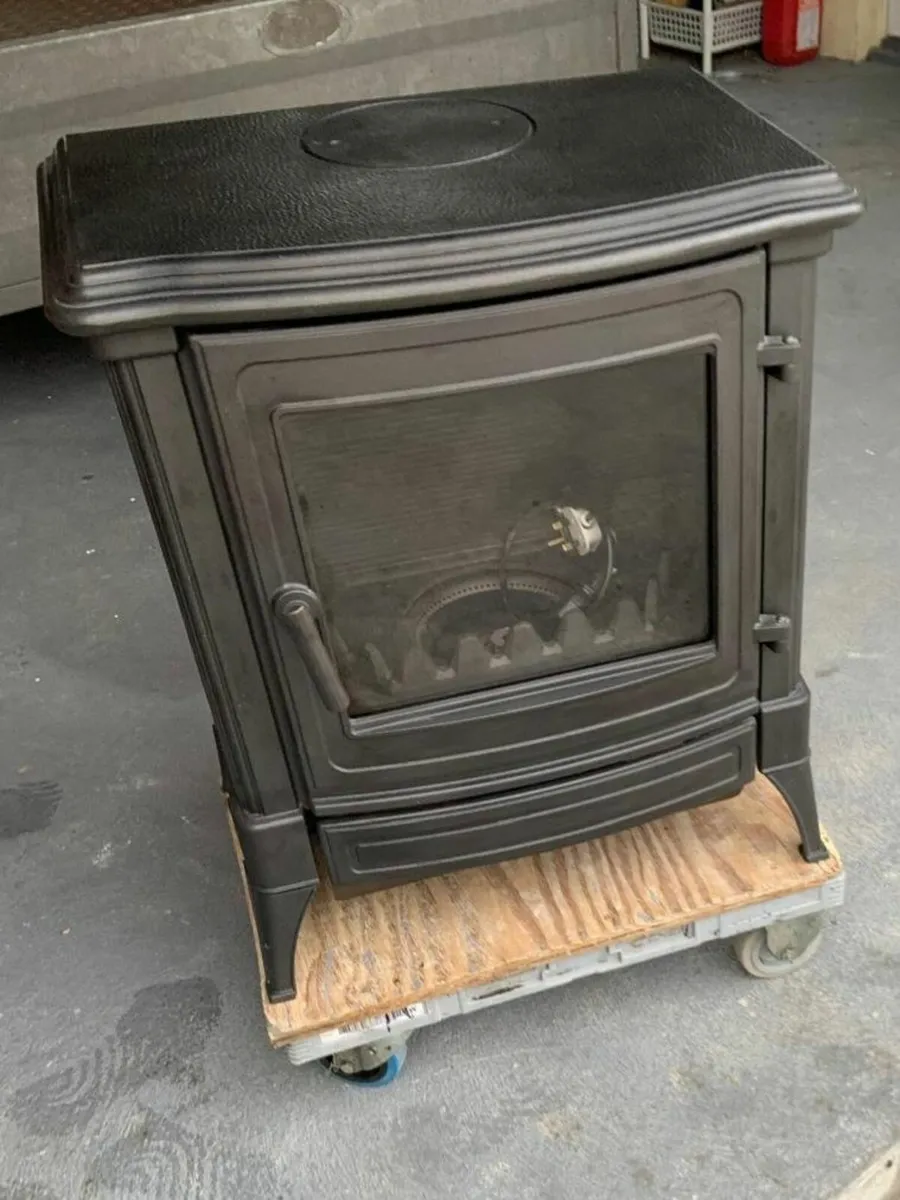 Nestor Martin Oil Stove - Image 1