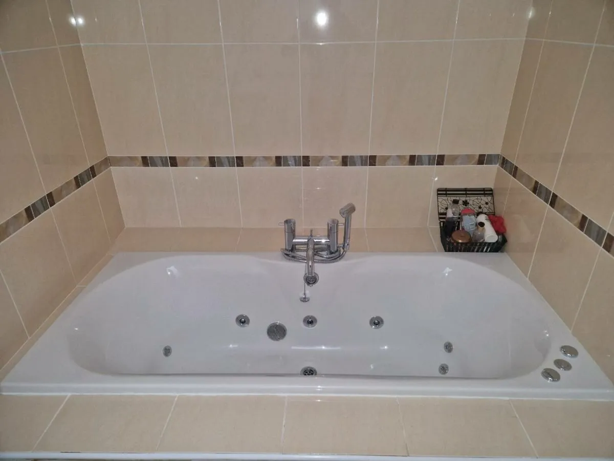 Bathroom suite - Image 1