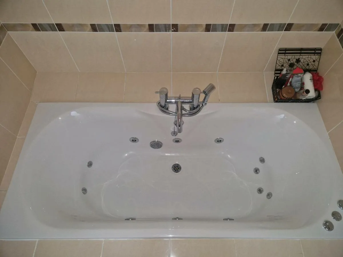 Bathroom suite - Image 2