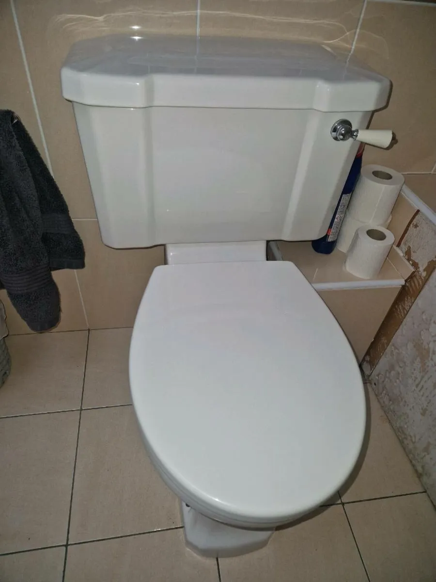 Bathroom suite - Image 4