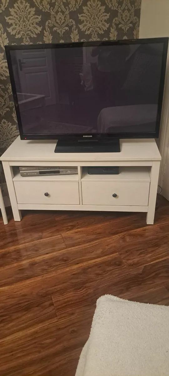 Kitchen table & 8 chairs, tv cabinet & coffee tabl - Image 4