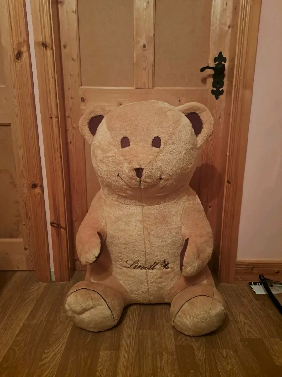 Giant Lindt teddy bear - Image 1