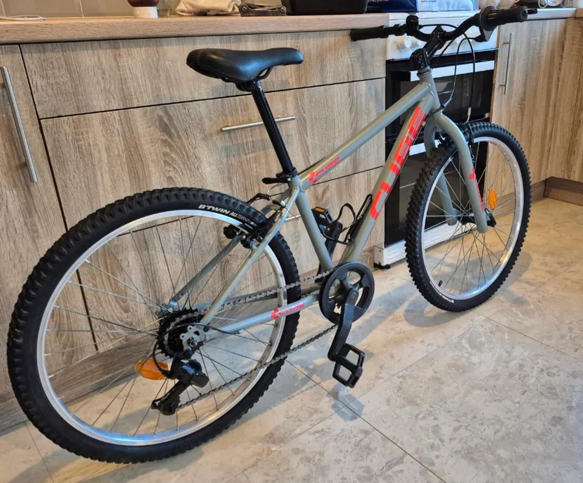 CUBE ACID BIKE 14 INCH FRAME BIKE LIKE NEW IN VERY - Image 1