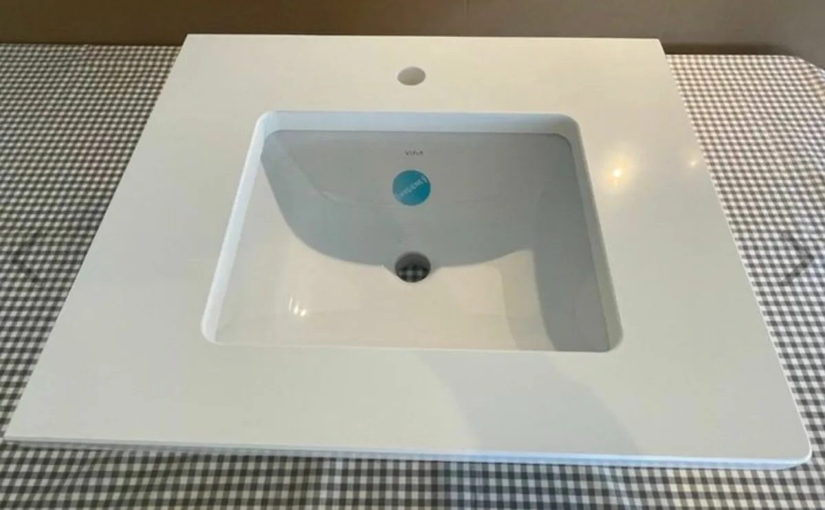 Vanity quartz top and undermount sink - Image 1