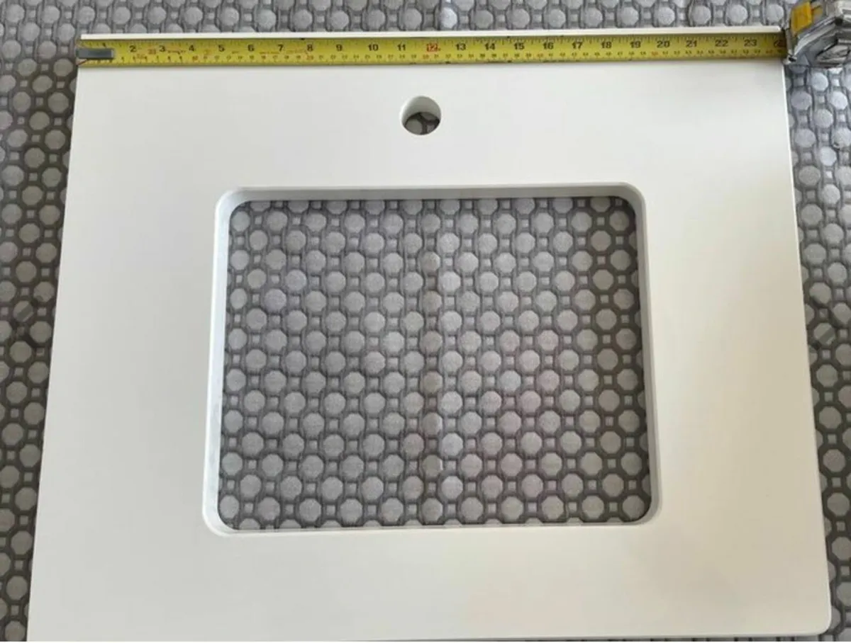 Vanity quartz top and undermount sink - Image 3