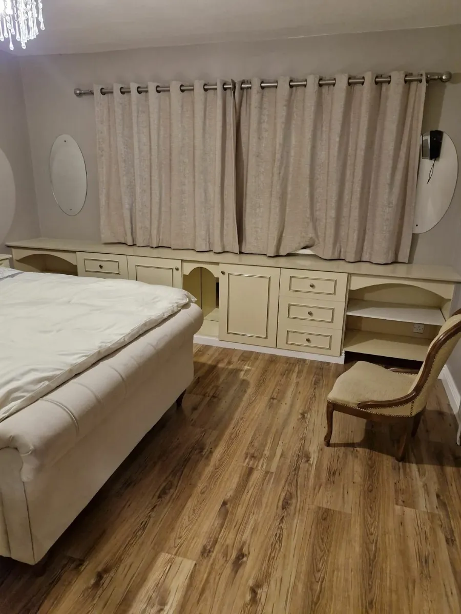 Fitted bedroom furniture - Image 4
