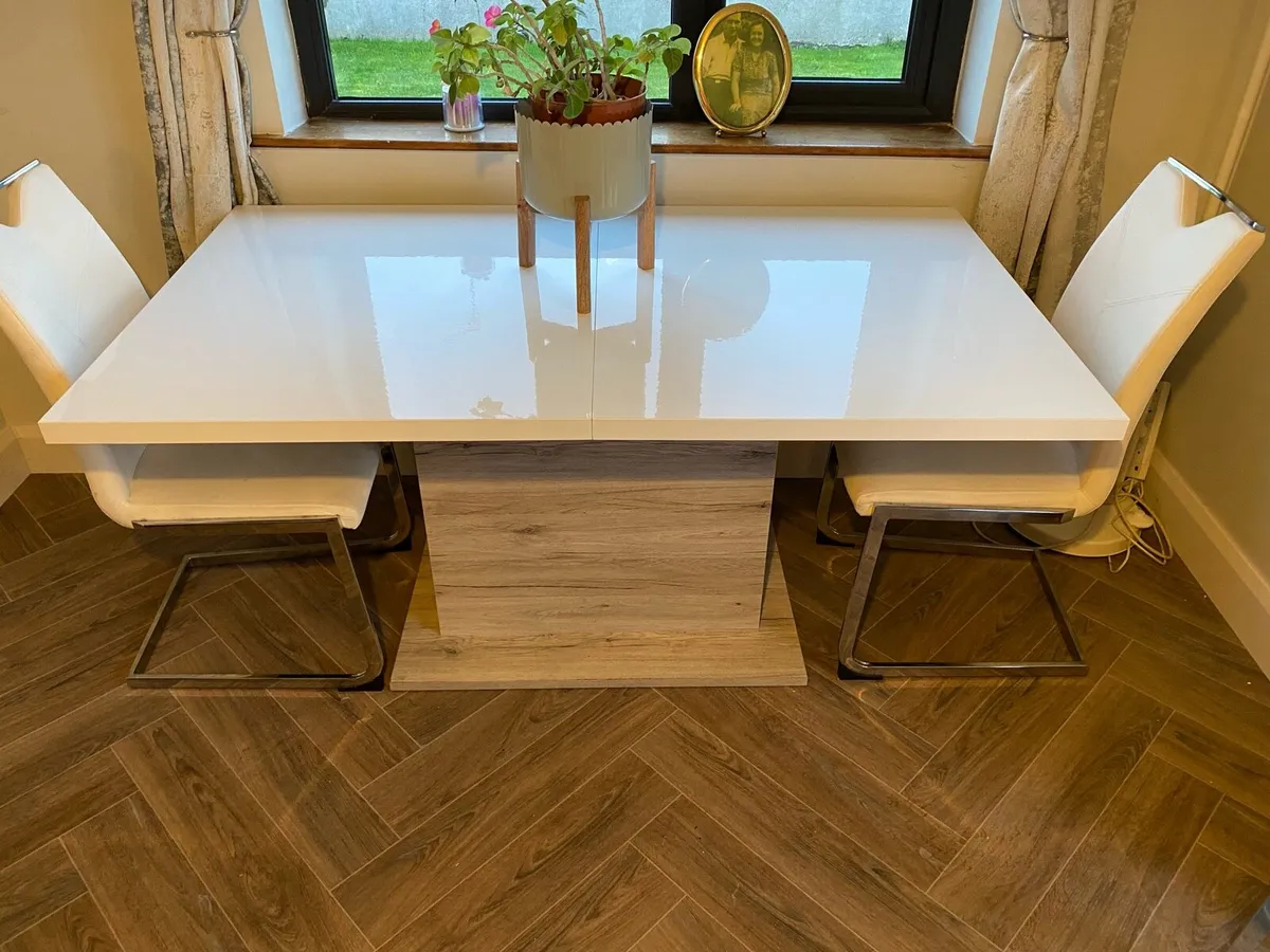 White extendable table & 6 leather chairs - Image 1