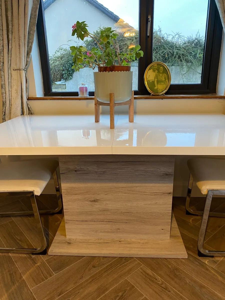 White extendable table & 6 leather chairs - Image 2