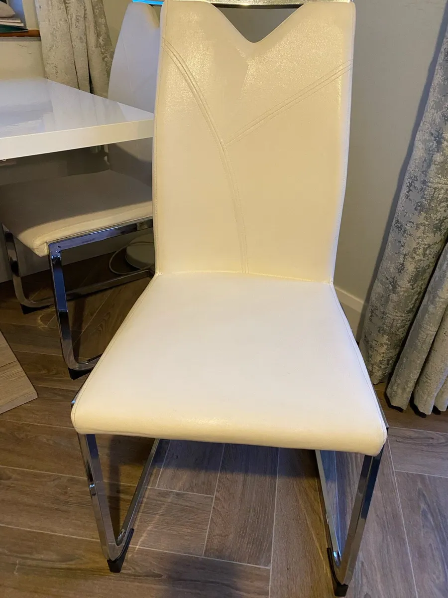 White extendable table & 6 leather chairs - Image 3