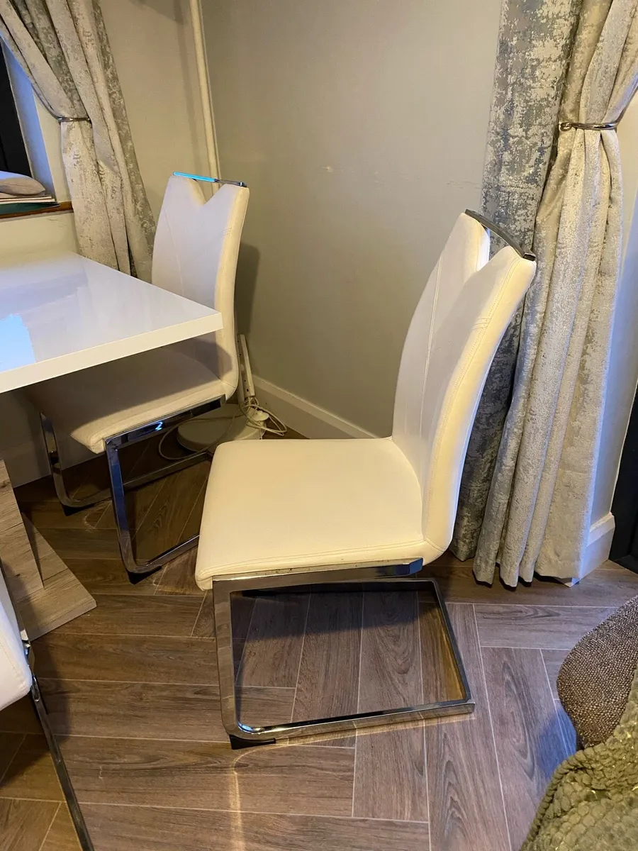 White extendable table & 6 leather chairs - Image 4