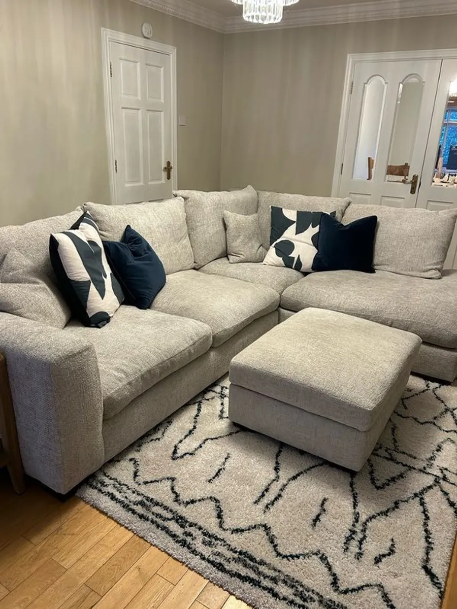 Corner Sofa w Ottoman - Image 1