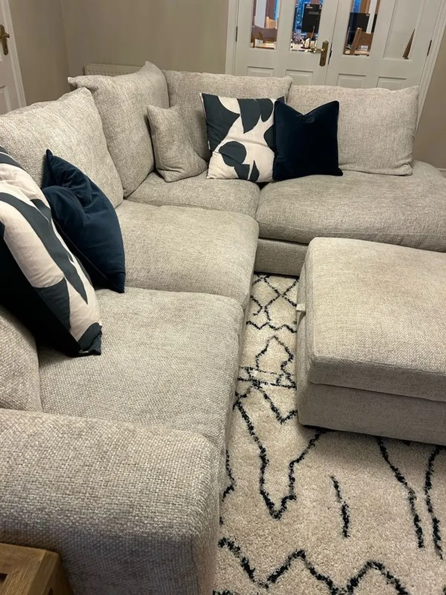 Corner Sofa w Ottoman - Image 3
