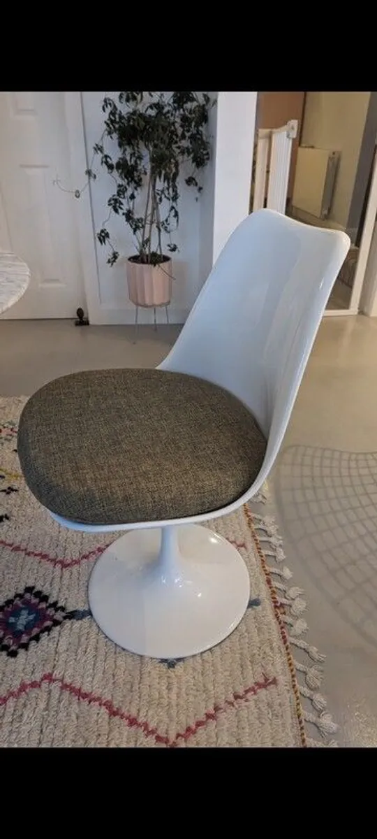 Tulip dining chairs - Image 2