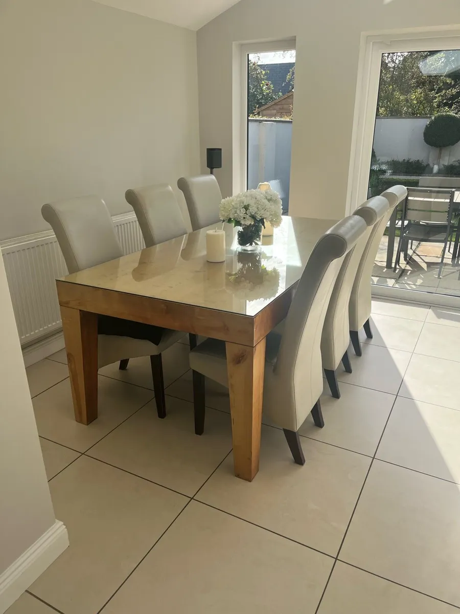 Table and 6 chairs - Image 1