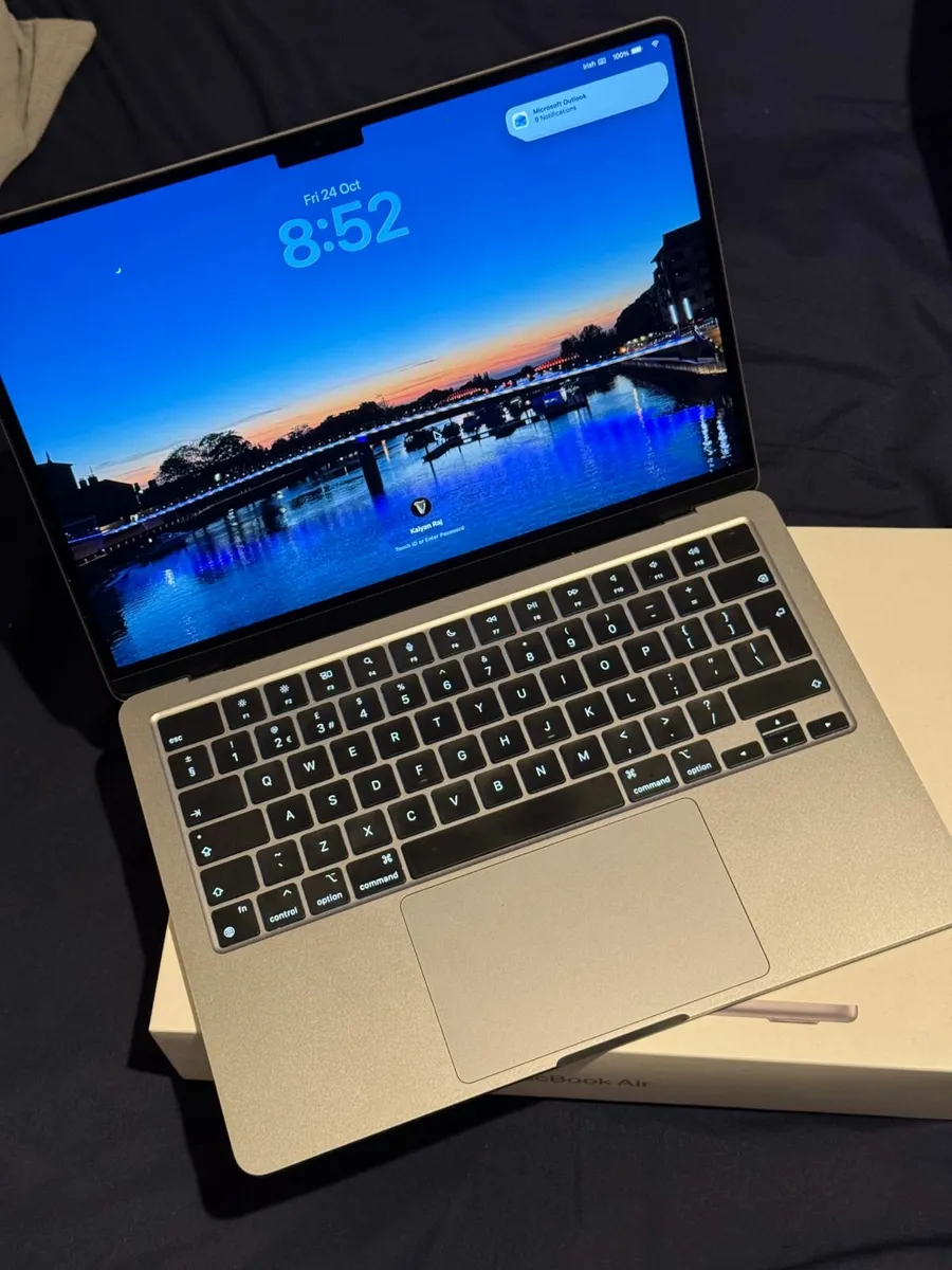 MacBook Air M2 + Razer BlackShark V2(FREE) - Image 1