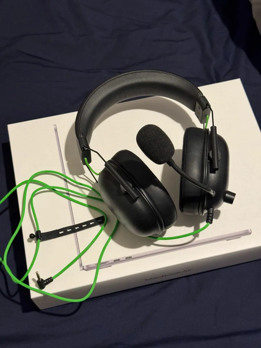 MacBook Air M2 + Razer BlackShark V2(FREE) - Image 4