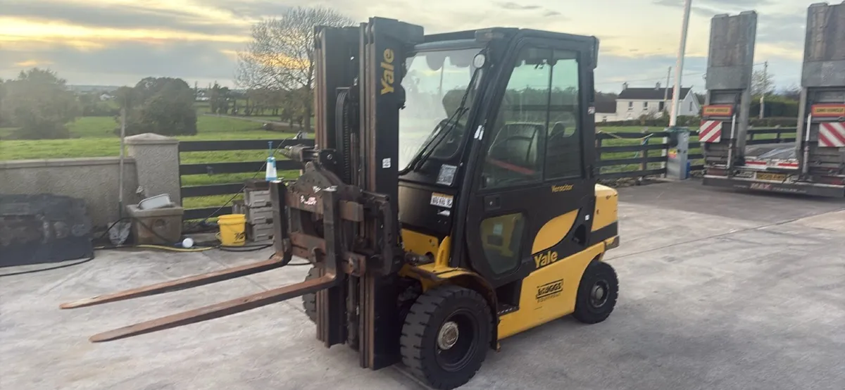 Yale 2.5 ton diesel Forklift with rotator - Image 1