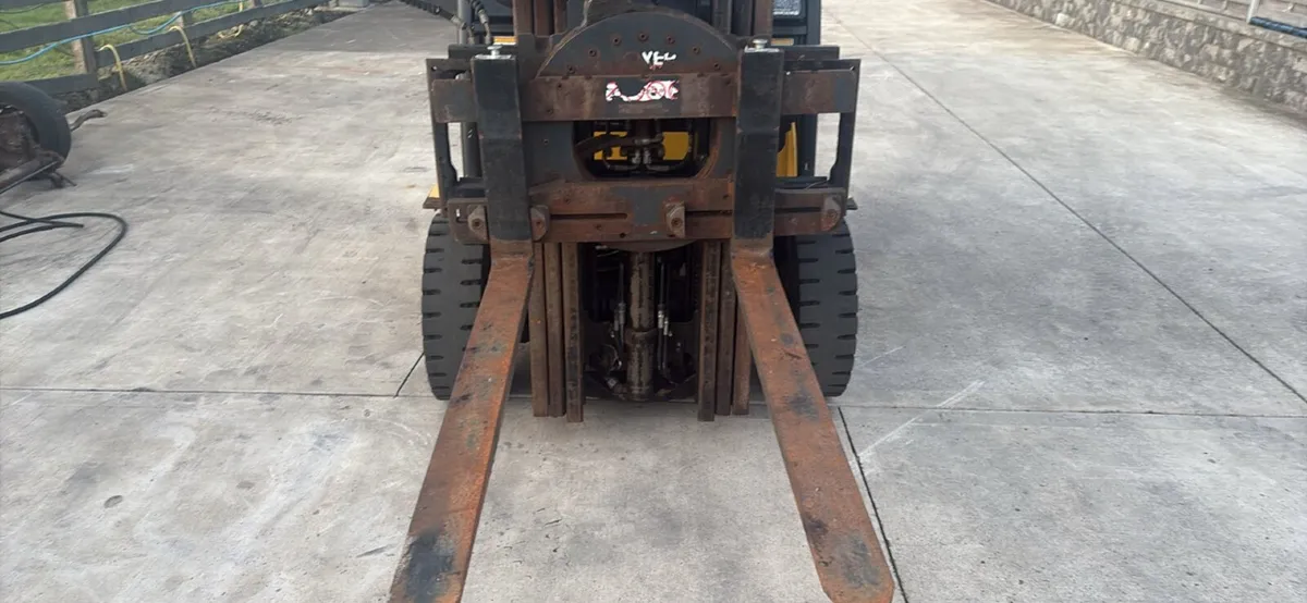 Yale 2.5 ton diesel Forklift with rotator - Image 2