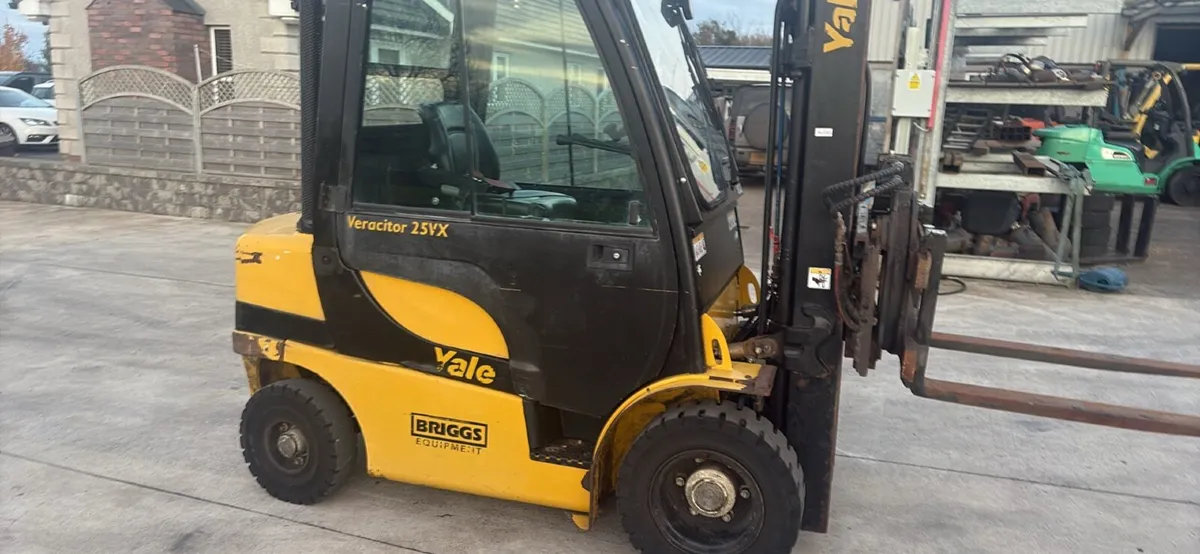 Yale 2.5 ton diesel Forklift with rotator - Image 3