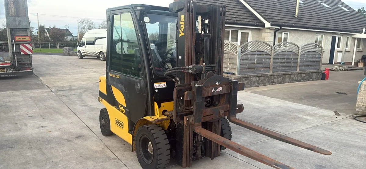 Yale 2.5 ton diesel Forklift with rotator - Image 4
